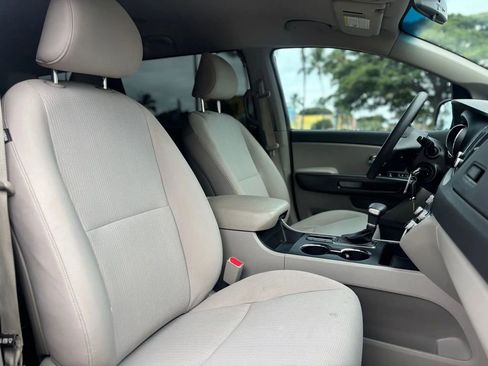 Used 2020 Kia Sedona LX image 9