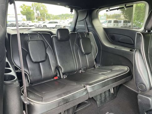 Certified 2025 Chrysler Pacifica Limited FWD image 19