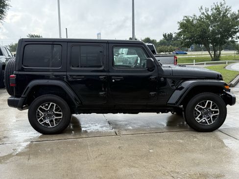 Used 2025 Jeep Wrangler Unlimited Sahara AWD/4WD image 3