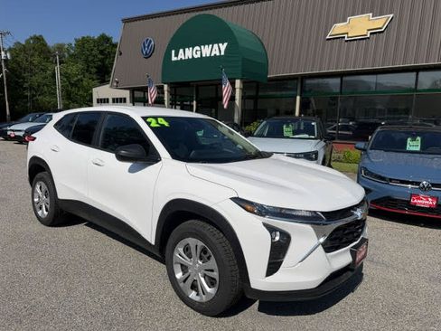 Used 2024 Chevrolet Trax LS FWD image 1