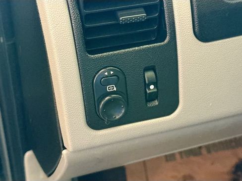 Used 2005 Chevrolet Equinox LS w/ Preferred Equipment Group AWD/4WD image 8