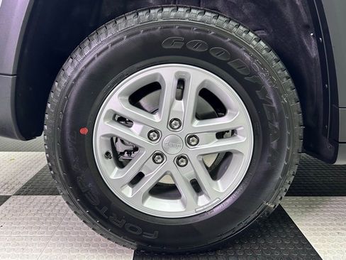 New 2025 Jeep Grand Cherokee Laredo w/ Trailer Tow Package image 9