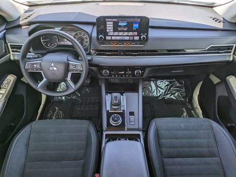 Used 2023 Mitsubishi Outlander SE FWD image 15