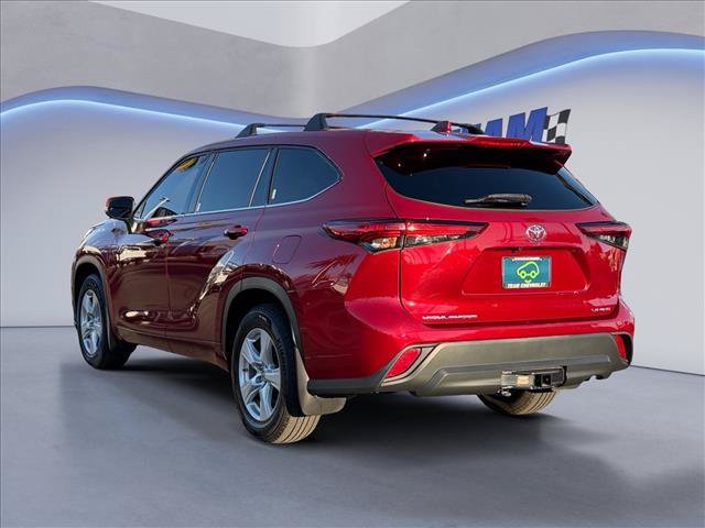 Used 2021 Toyota Highlander LE AWD/4WD image 3