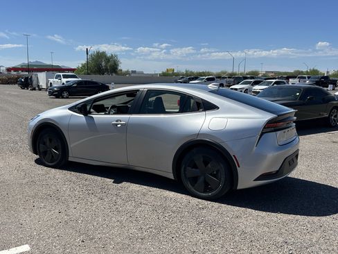 Used 2025 Toyota Prius LE FWD image 3