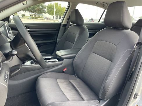 Used 2024 Nissan Altima 2.5 SV FWD image 24