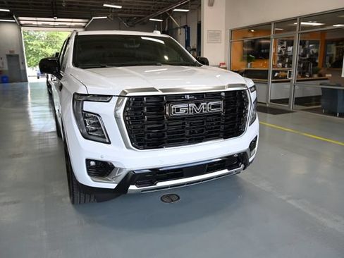 New 2026 GMC Yukon Denali w/ Denali Reserve Package AWD/4WD image 3