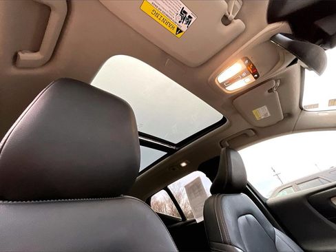 Used 2024 Volvo XC40 B5 Core image 22