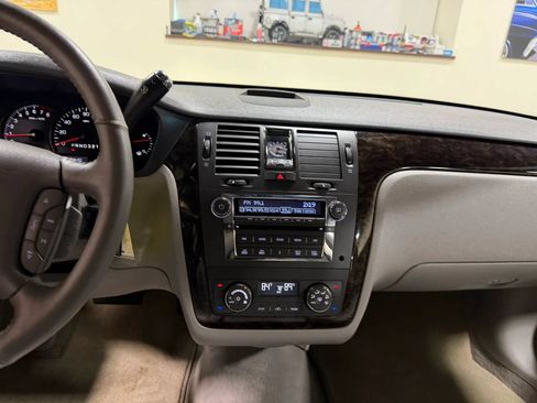 Used 2009 Cadillac DTS w/ Trunk Convenience Package FWD image 50