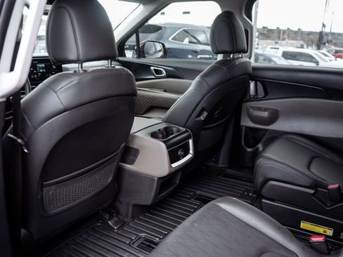 Used 2025 Kia Carnival image 25