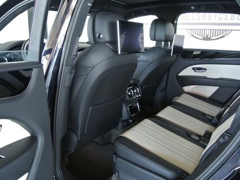 Used 2023 Bentley Bentayga AWD/4WD image 30