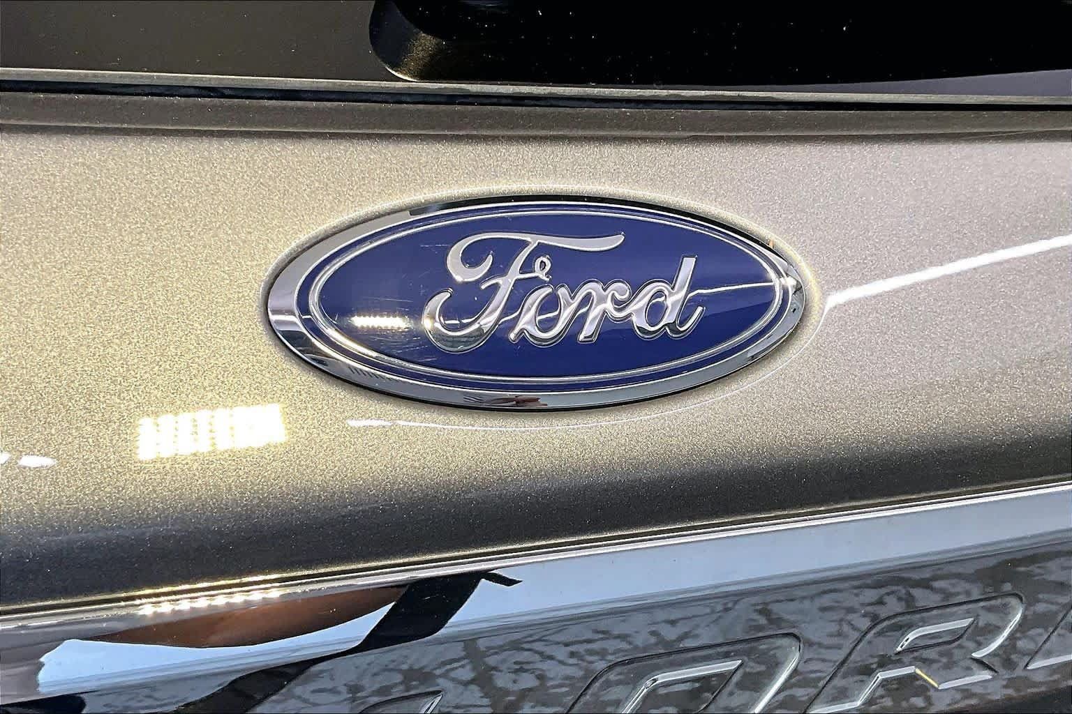 Used 2022 Ford Explorer Limited w/ Equipment Group 301A AWD/4WD image 33