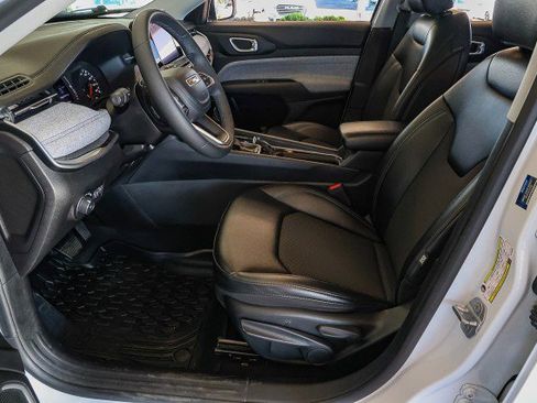 Used 2022 Jeep Compass Latitude image 9