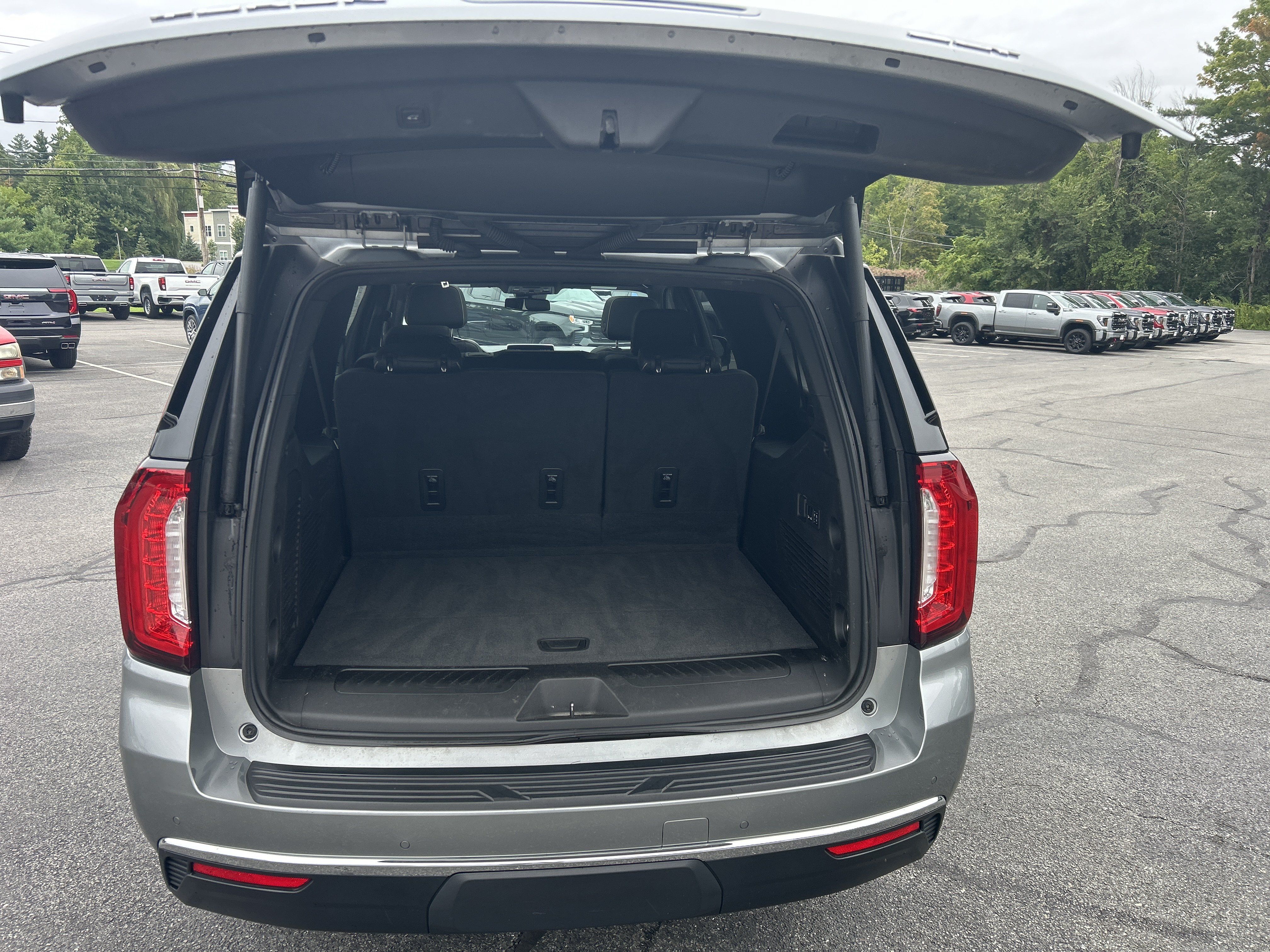 Certified 2023 GMC Yukon XL SLT w/ SLT Premium Package AWD/4WD image 12