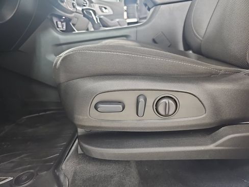 Certified 2023 Chevrolet Traverse LT FWD image 36