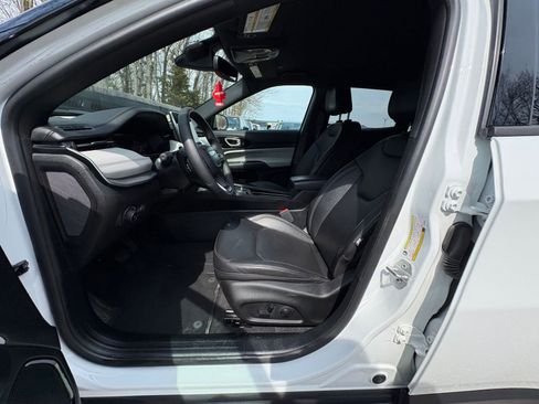 Used 2025 Jeep Compass Limited image 24