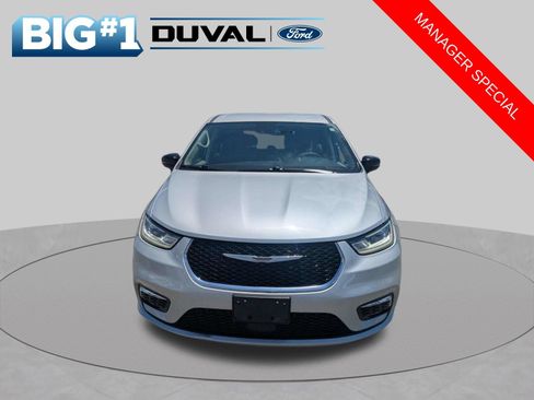 Used 2024 Chrysler Pacifica Touring-L FWD image 9