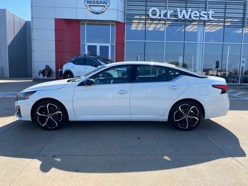 Used 2024 Nissan Altima 2.5 SR image 2