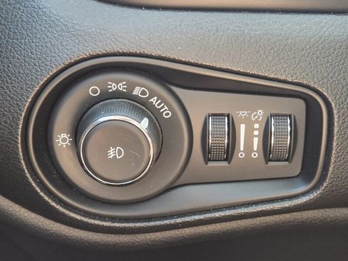 Certified 2023 Jeep Renegade Trailhawk AWD/4WD image 30