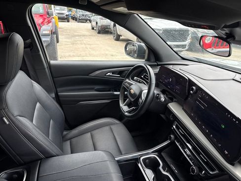 Used 2025 Chevrolet Traverse LT AWD/4WD image 9