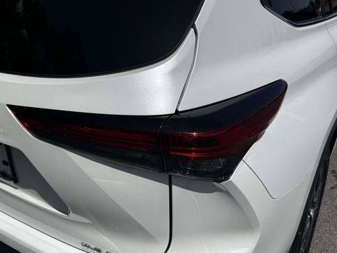 Used 2023 Toyota Highlander XLE AWD/4WD image 10