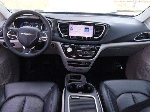 Used 2023 Chrysler Pacifica Touring-L FWD image 23