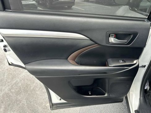 Used 2019 Toyota Highlander XLE AWD/4WD image 21