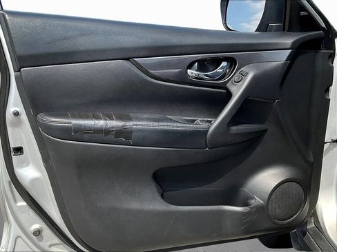 Used 2020 Nissan Rogue SV FWD image 21
