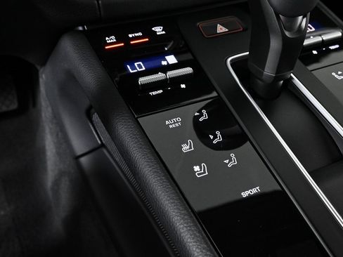 Certified 2025 Porsche Macan AWD image 18