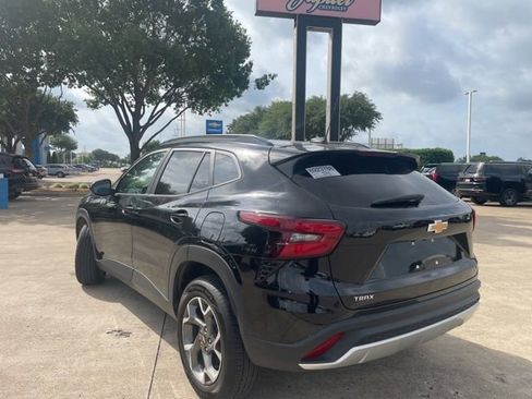 Used 2025 Chevrolet Trax LT FWD image 7