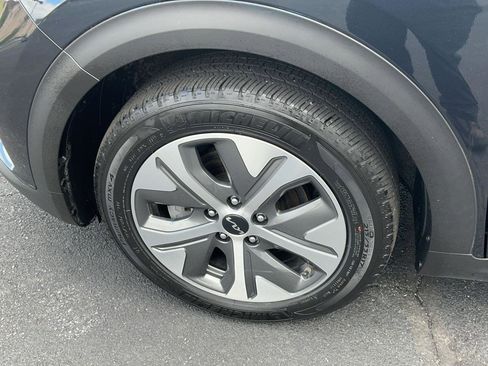 Used 2022 Kia Niro EX Premium w/ Cold Weather Package FWD image 13