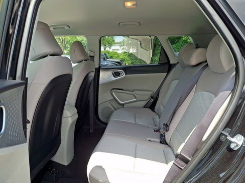 Used 2025 Kia Soul LX w/ LX Technology Package FWD image 10