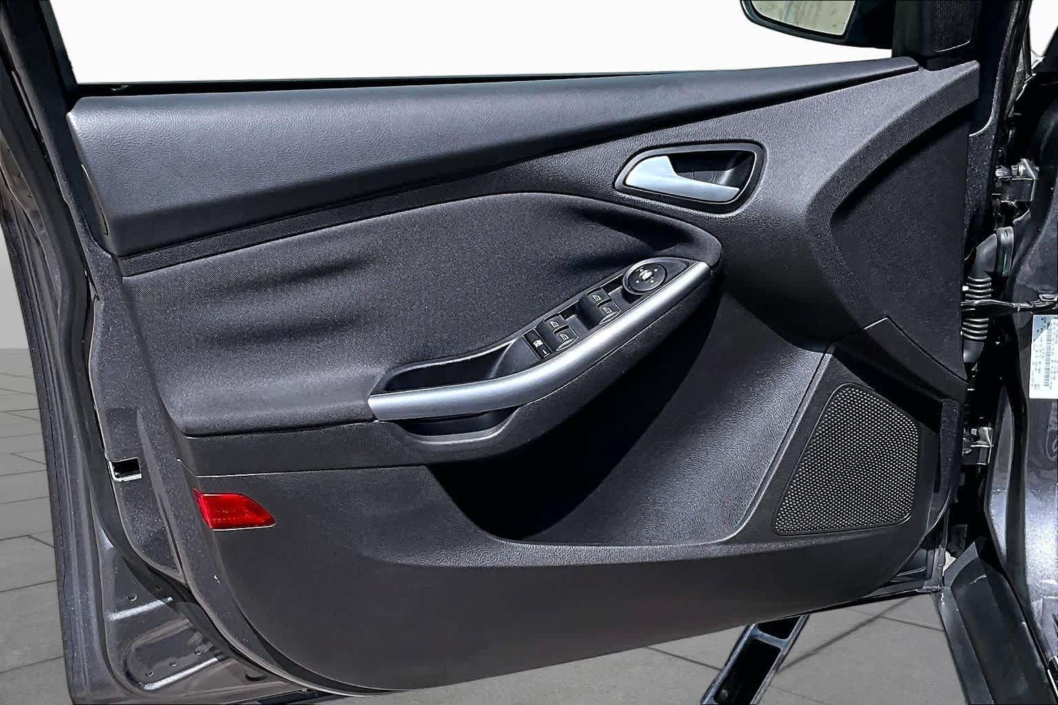 Used 2013 Ford Focus Titanium FWD image 22