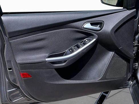 Used 2013 Ford Focus Titanium FWD image 22