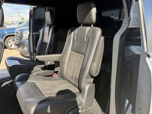 Used 2019 Dodge Grand Caravan SXT image 18