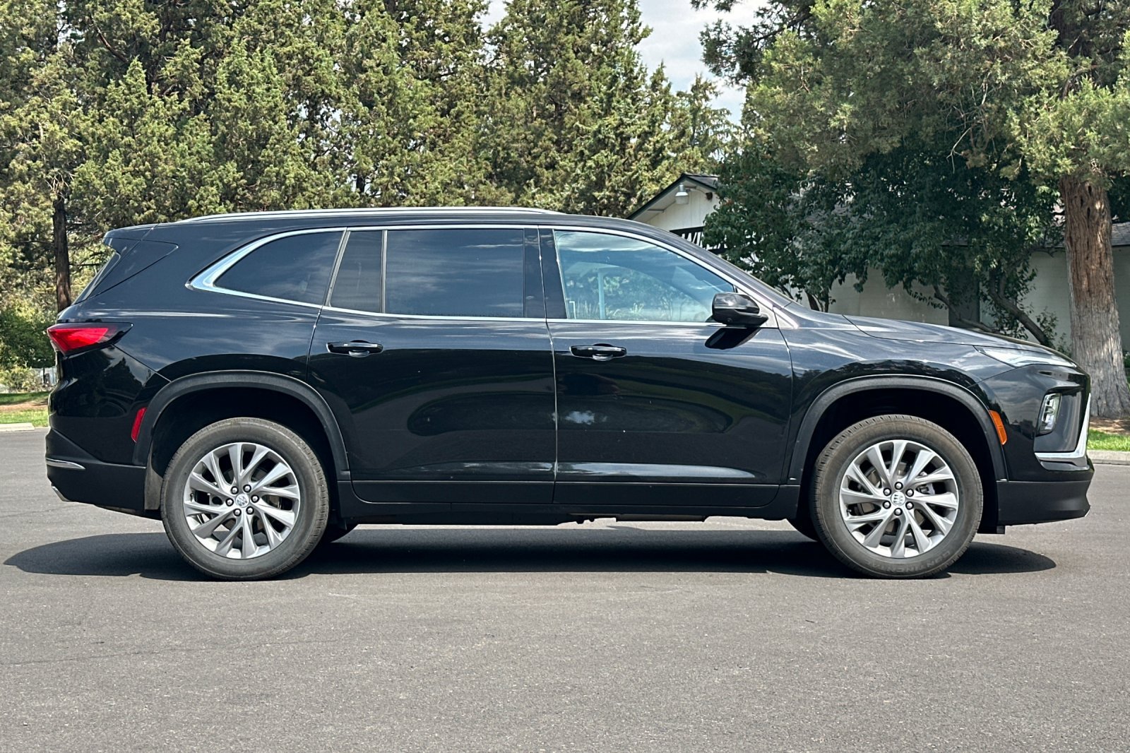 Used 2025 Buick Enclave Preferred AWD/4WD image 3