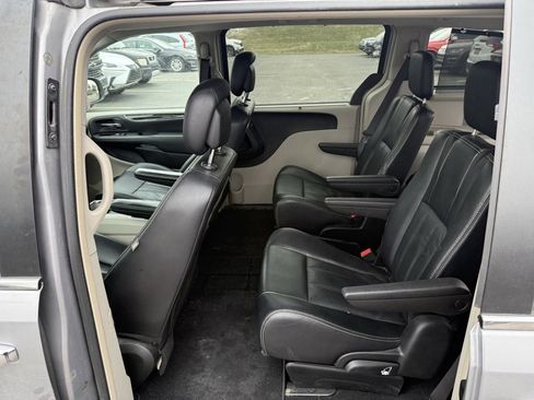 Used 2014 Chrysler Town & Country Touring w/ Driver Convenience Group image 6