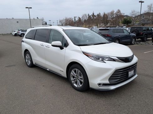 Used 2021 Toyota Sienna Platinum image 3