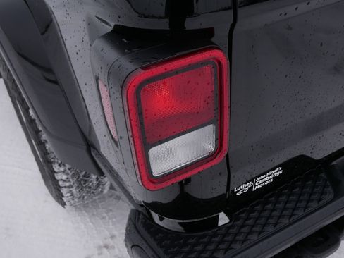 Used 2022 Jeep Gladiator Overland w/ Cold Weather Group image 17