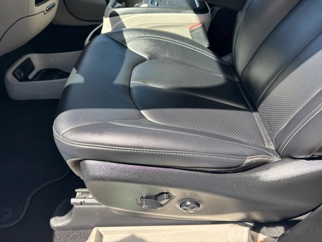 Used 2024 Chrysler Pacifica Touring-L FWD image 10