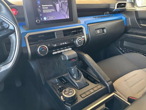 Used 2025 Toyota Tacoma SR AWD/4WD image 41