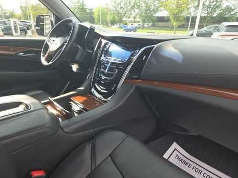 Used 2018 Cadillac Escalade Luxury image 24