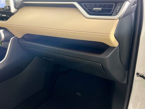Used 2020 Toyota RAV4 Limited FWD image 34