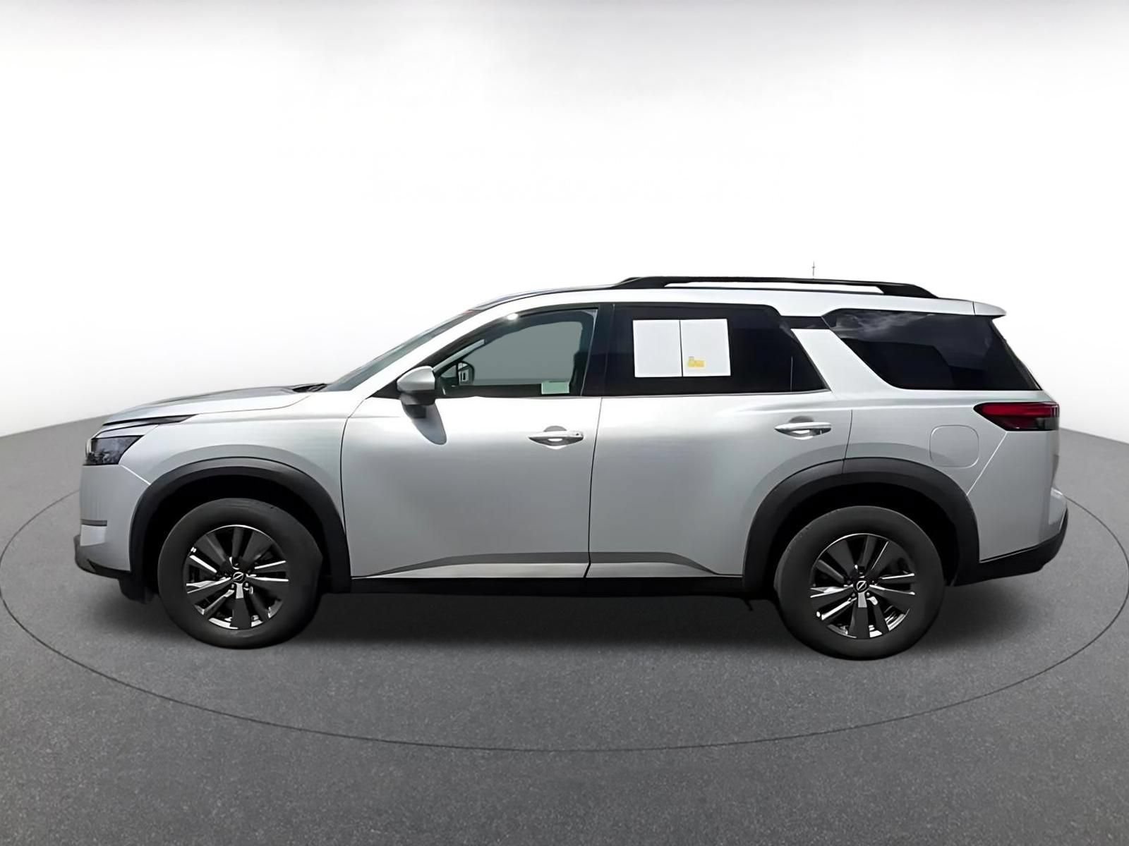 Used 2025 Nissan Pathfinder SV FWD image 8