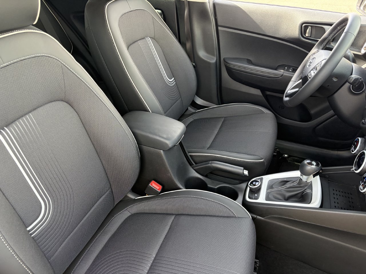 Used 2025 Hyundai Venue Limited FWD image 13