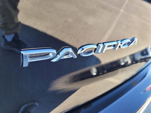 Used 2024 Chrysler Pacifica Touring-L image 28