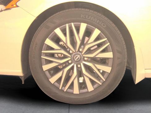Used 2025 Nissan Altima 2.5 SV w/ SV Premium Package FWD image 9