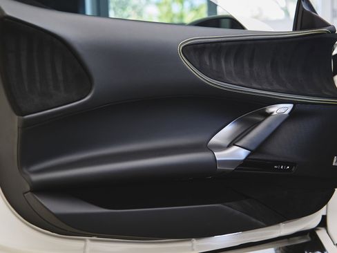 Used 2024 Ferrari SF90 Spider image 30