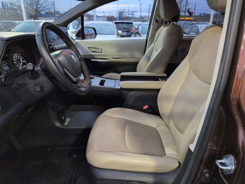 Used 2024 Toyota Sienna Limited image 9