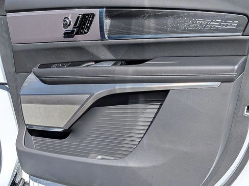 New 2026 Cadillac Vistiq Platinum image 31